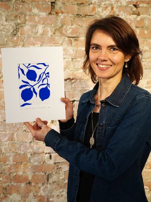 Referentin Williams zeigt ein Bild mit blauen Früchten