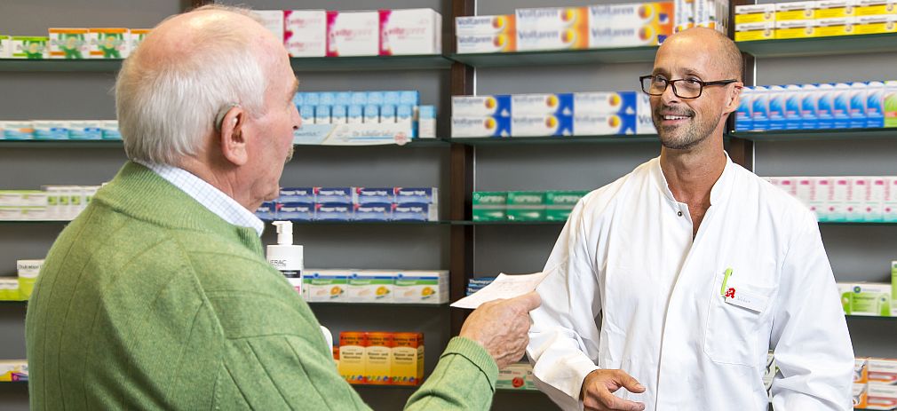 Flyerbild Veranstaltung Apotheken im Ländlichen Raum Senior übergibt in der Apotheke dem Apotheker sein Rezept