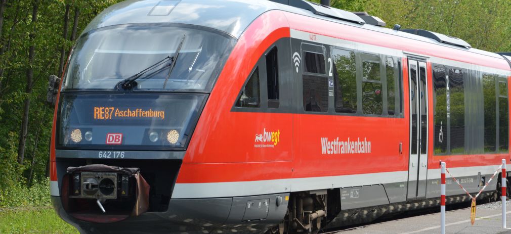 Flyerbild Bahnfahrt 2022 Eine rote Zuglokomotive von vorne fotografiert