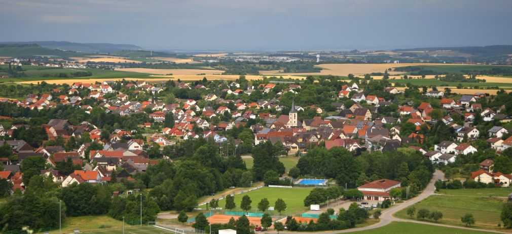 Flyerbild Integrierte Politik für den Ländlichen Raum Landschaftsbild, Blick auf eine Gemeinde von oben