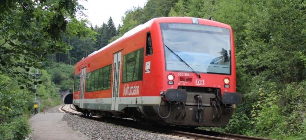 Flyerbild Bahnfahrt 2023 roter Zug