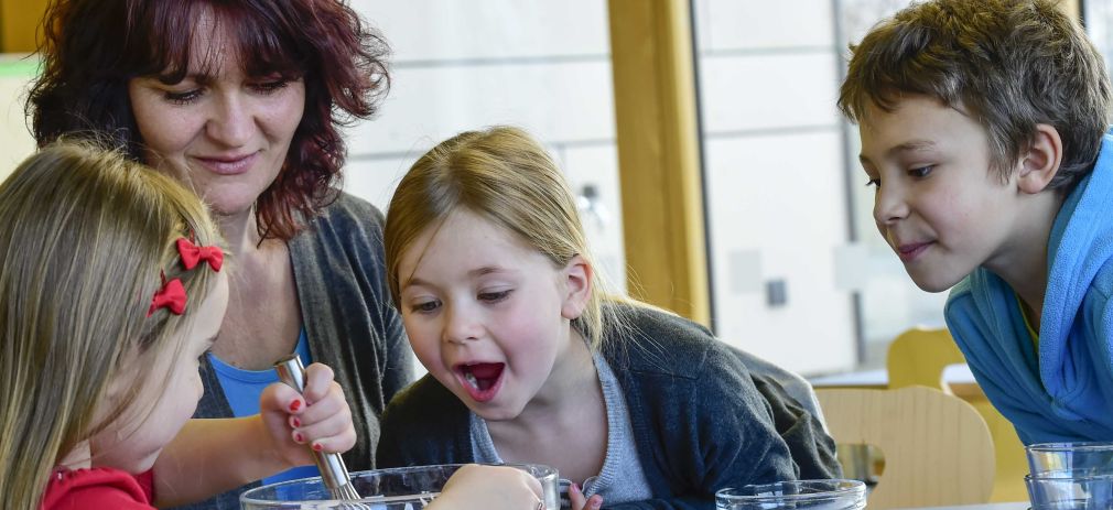 Flyerbild Ernährungsbildung Kinder und Erzieherin beim Essen