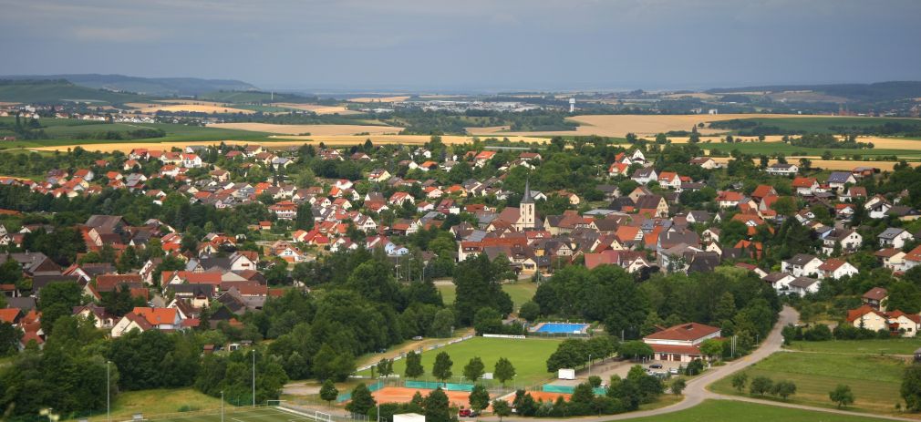 Landschaftsbild, Blick auf eine Gemeinde von oben