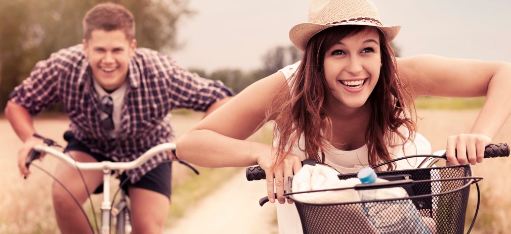 Flyerbild Jugenstudie Zwei Jugendliche beim Fahrradfahren